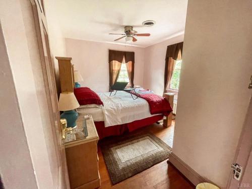 um quarto com uma cama e uma ventoinha de tecto em Home Sweet Home Suite #3, near Liberty University, and Lynchburg Hospital, Deluxe Queen Size Bedroom em Lynchburg