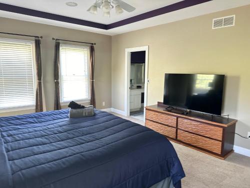 Televisyen dan/atau pusat hiburan di Nice Home in Hudson