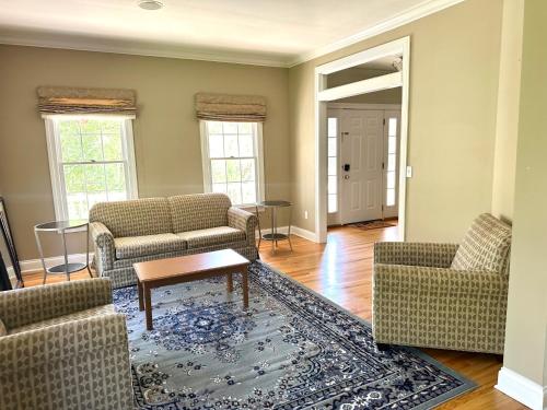 Ruang duduk di Nice Home in Hudson