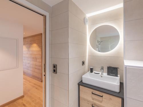 une salle de bain avec un lavabo et un miroir dans l'établissement Appartement neuf 65m² proche centre-ville - 400m des pistes, Wi-Fi - FR-1-645-72, à Huez