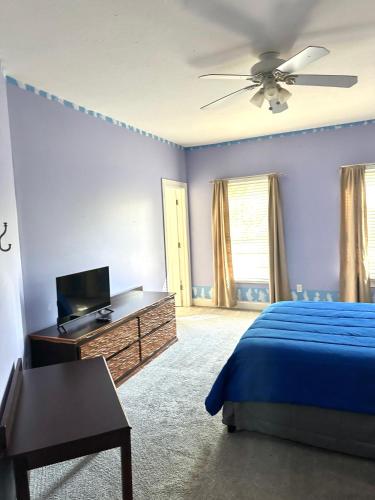 Televisyen dan/atau pusat hiburan di Nice Home in Hudson