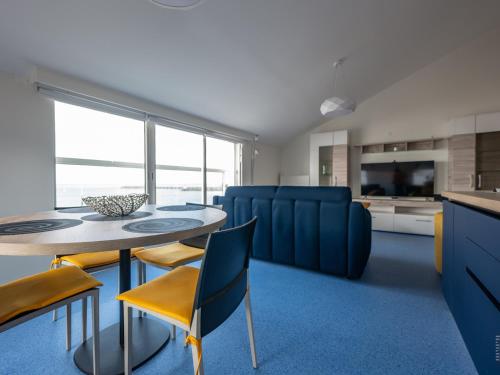 une cuisine et une salle à manger avec une table et des chaises dans l'établissement Appartement rénové 3 étoiles, centre baie des Sables d'Olonne, climatisé, 2 pièces, garage privé - FR-1-197-595, à Les Sables-dʼOlonne