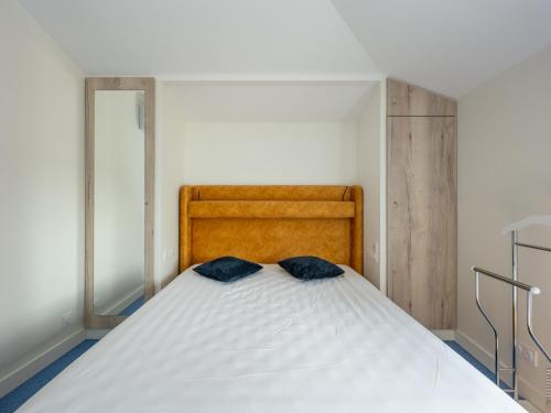 une chambre avec un lit avec deux oreillers dessus dans l'établissement Appartement rénové 3 étoiles, centre baie des Sables d'Olonne, climatisé, 2 pièces, garage privé - FR-1-197-595, à Les Sables-dʼOlonne