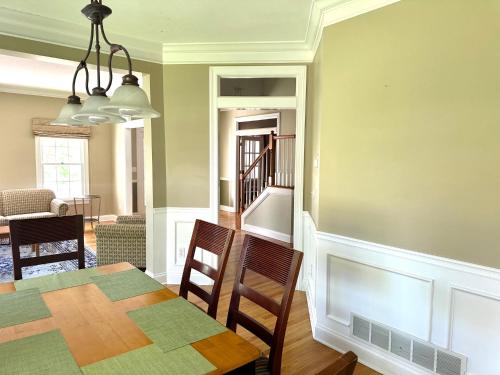 Ruang duduk di Nice Home in Hudson