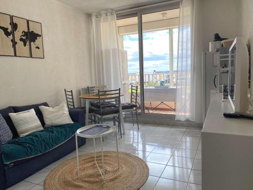 un salon avec un canapé et une table dans l'établissement Bel Appartement T1 avec Loggia à Balaruc-les-Bains - FR-1-553-254, à Balaruc-les-Bains