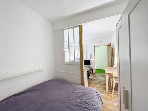 - une chambre avec un lit et une salle à manger dans l'établissement Studio La Rochelle, 1 pièce, 2 personnes - FR-1-710-26, à La Rochelle