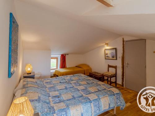 een slaapkamer met een kingsize bed op zolder bij Gîte Montilliers, 3 pièces, 4 personnes - FR-1-622-80 in Vihiers