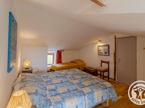 ein Schlafzimmer mit einem Kingsize-Bett im Dachgeschoss in der Unterkunft Gîte confortable 2 chambres avec jardin, animaux admis, Wifi, parking - FR-1-622-80 in Vihiers