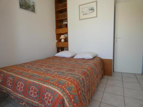 a bedroom with a bed with two pillows on it at Maison lumineuse avec jardin - 4 personnes - FR-1-540-286 in Notre-Dame-de-Monts