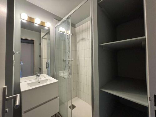 une salle de bain avec un lavabo et une douche en verre dans l'établissement Studio cabine 5 pers, piscine, tennis, parking - Cannes la Bocca - FR-1-609-102, à Cannes