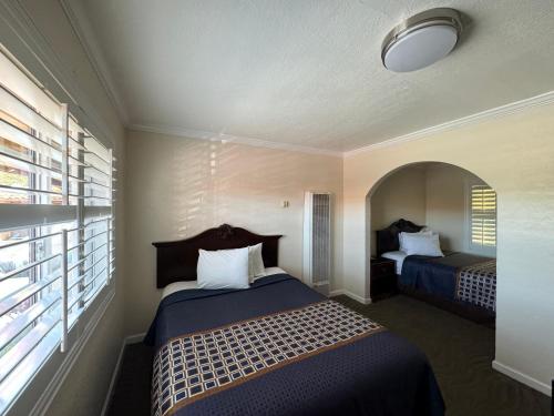 Habitación de hotel con 2 camas y ventana en Tamalpais Motel en Mill Valley