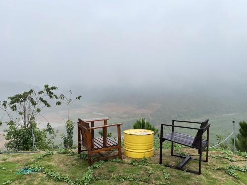 a couple of benches sitting on top of a hill at Tuyên Chiến Home & Resort in Ấp An Kroët
