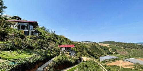 a house on the side of a hill at Tuyên Chiến Home & Resort in Ấp An Kroët