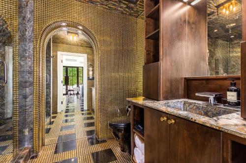 Ένα μπάνιο στο Old Town Scottsdale Luxury Villa - Heated Pool, Spa, Rooftop Deck, Sauna, Speakeasy