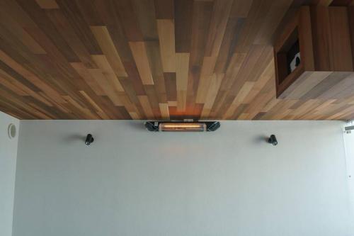 a room with a wooden ceiling and a table at 空翠 - Kusui 1日1組限定の貸切宿 in Karatsu