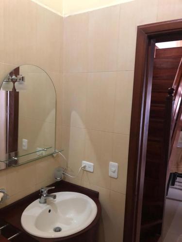 uma casa de banho com um lavatório e um espelho em CASA DE CAMPO HOSPEDAJE em Ambato