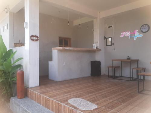 um quarto vazio com um balcão e um piso de madeira em D' Carasti Bungalow em Masbagik