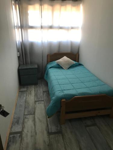 卡薩布蘭卡的住宿－Hostal Emporio，一个小房间的小床,设有窗户