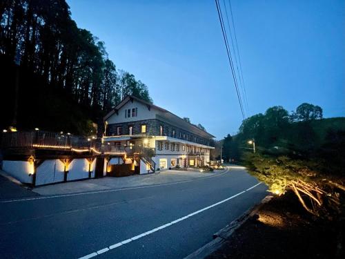 um edifício sentado ao lado de uma estrada em Skyline Village Inn em Spruce Pine