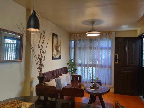 Z&j Transient House في بوتوان: غرفة معيشة مع أريكة وطاولة ونافذة