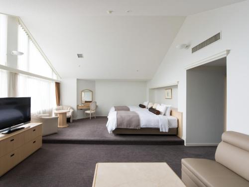 留寿都村にあるルスツリゾート ホテル&コンベンションのベッドルーム(ベッド1台、薄型テレビ付)