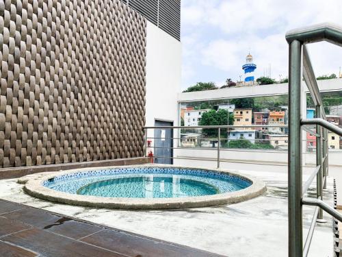 a swimming pool on the roof of a building at Depa de lujo con piscina y jacuzzi in Guayaquil