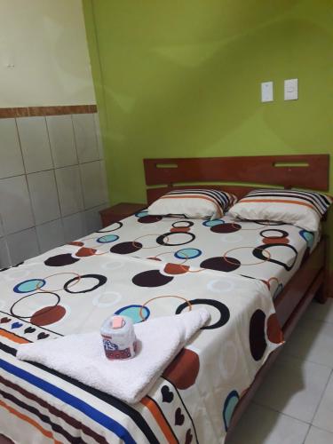 Hostal Real Center في إكيتوس: غرفة نوم مع سرير وبطانية مربوطة بالبقر