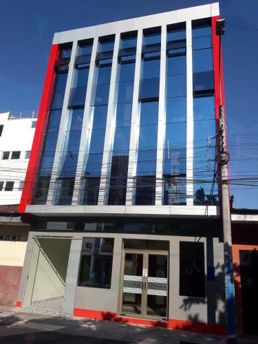 um edifício com muitas janelas em Hostal Real Center em Iquitos