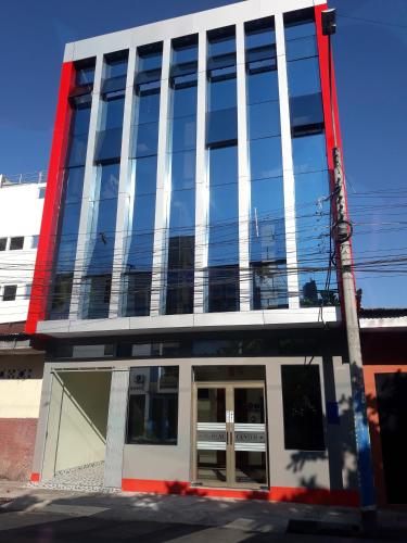 un edificio con ventanas de cristal en un lateral en Hostal Real Center en Iquitos