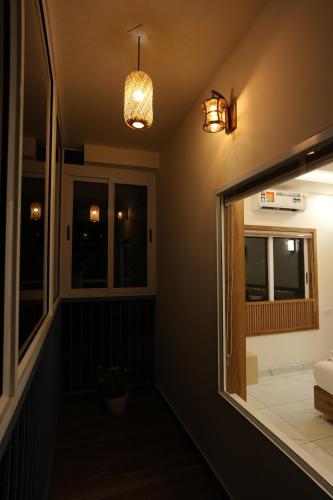 瓦亞納德的住宿－M!steria Inn near Banasura sagar，一间设有窗户和灯的走廊的客房