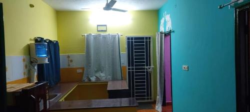 Jupiter villa في ييلاجيري: حمام مع دش وتلفزيون في الغرفة
