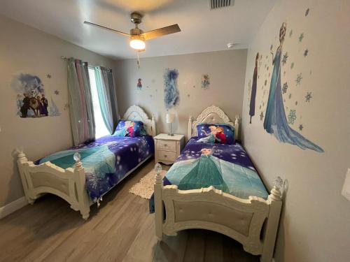 1 Schlafzimmer mit 2 Betten und einer Decke in der Unterkunft Family vacation home by Disney in Davenport