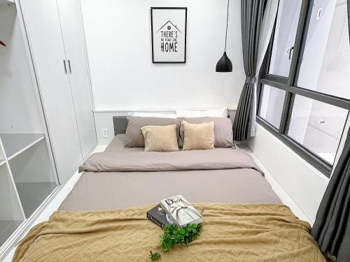 2 camas en una habitación pequeña con ventana en GoldView 2BRs apartment with Free pool-Pick up for booking 7 days, en Ho Chi Minh
