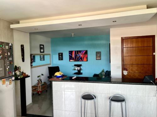 um bar num quarto com uma parede azul em House TT do Vidigal no Rio de Janeiro