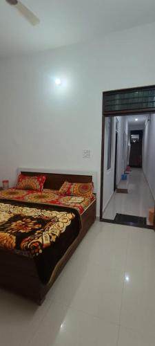 a large bed in a room with a mirror at Geeta Dham in Vrindāvan