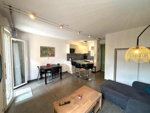 un salon avec un canapé et une table dans l'établissement Maison de la Plage N°4, au Grau-dʼAgde