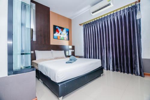 um quarto com uma cama e uma janela em The one boutique hotel em Satun