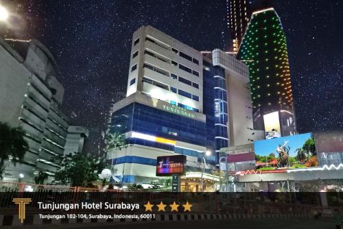 un edificio in una città di notte di Tunjungan Hotel a Surabaya