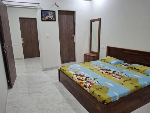 1 dormitorio con 1 cama con marco de madera en 636 Kedia Kothhi en Jaipur