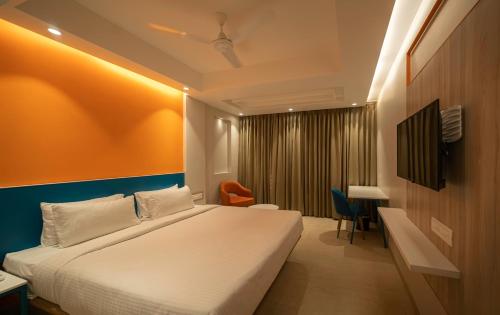 Habitación de hotel con cama y escritorio en Sparrow Hotels managed by Siara, en Alwar