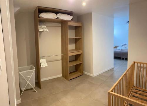 une pièce avec un placard avec des étagères et une chambre dans l'établissement BEAU REZ DE JARDIN- Cannes Suquet - Clim- Calme - Lumineux- 15 minutes Palais des Festival, à Cannes