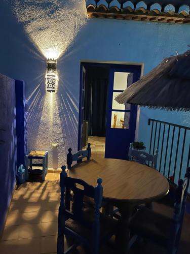 Acequias的住宿－Casa Morayma, Lecrin, Granada (Adult Only Small Guesthouse)，一张桌子和椅子,位于一间光线充足的房间内