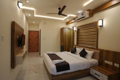 瓦亞納德的住宿－M!steria Inn near Banasura sagar，一间带大床的卧室和一间浴室