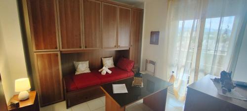 een woonkamer met een rode bank in een kast bij Aurora appartamento, intero appartamento di 105 mq in Terni