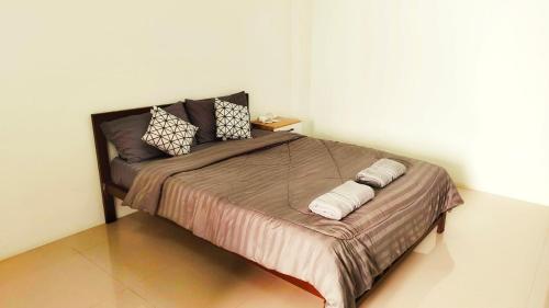 ein Schlafzimmer mit einem großen Bett mit zwei Kissen in der Unterkunft The chev hotel in Ban Nong Pla Duk