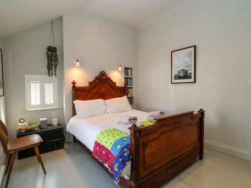 um quarto com uma cama com um urso de peluche em Mariners Cottage em Aldeburgh