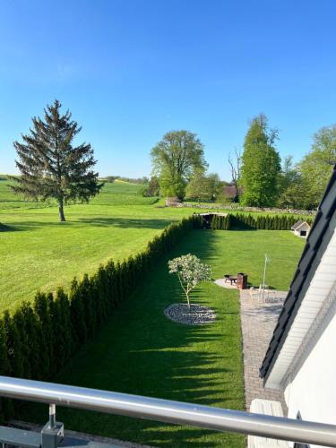 a tree in the middle of a lawn at „Holzwurm-Paradies“ in Ivenack