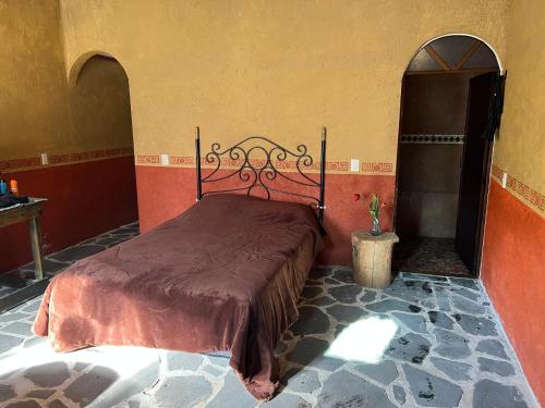 um quarto com uma cama num quarto em Hotel Temazcal Kinam em Atlautla