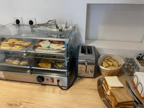 eine Theke mit einem Toaster und verschiedenen Brotsorten in der Unterkunft Varvitsiotis Studios in Kalavryta