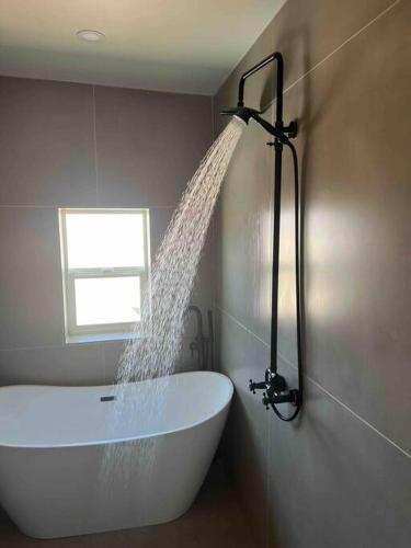 Un baño de Serene Modern Home Backdoor with great WiFi, games, movies, patio seating and bbq Easy Access to North Joshua Tree National Park in 10 minutes